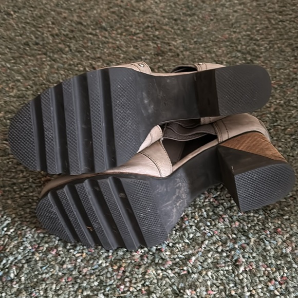 Sorel size 9.5 - Picture 2 of 3